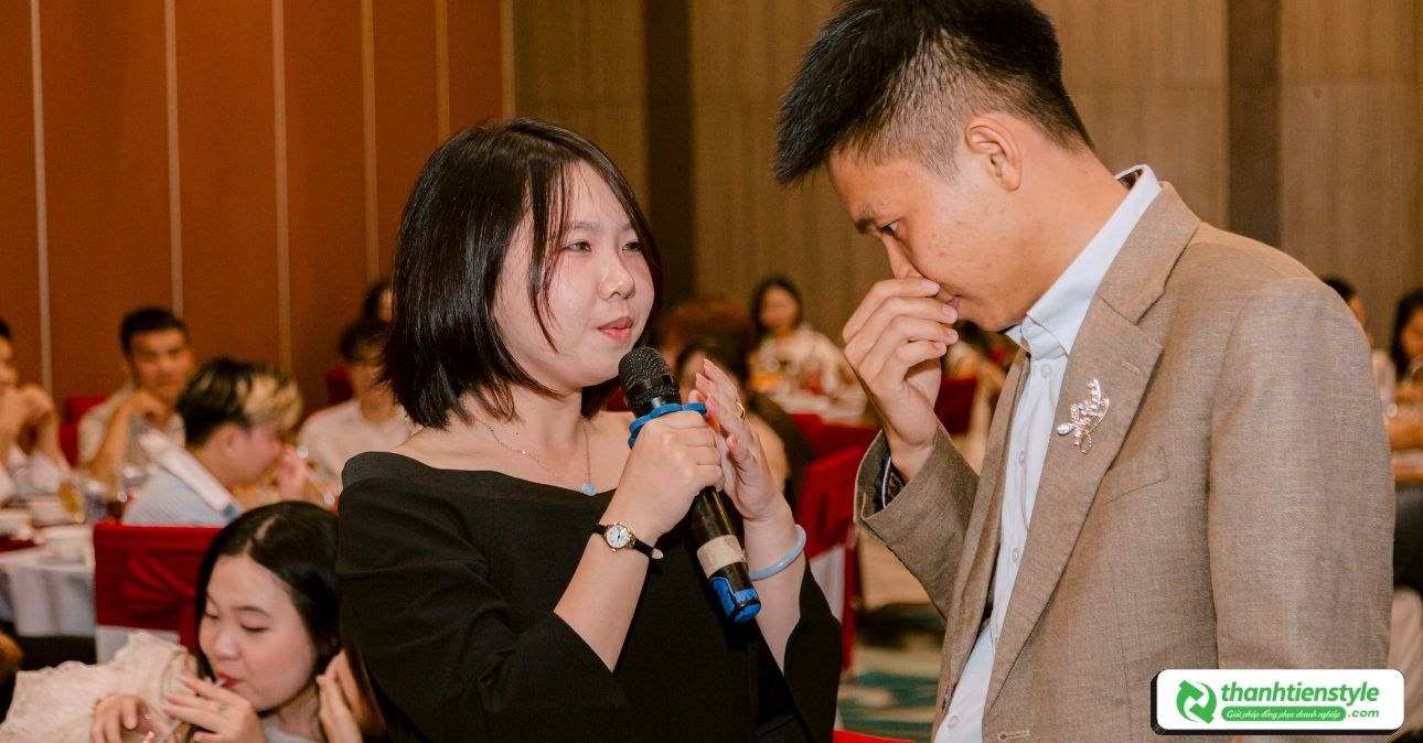 dem-gala-dinner-thang-hoa-tron-ven-cam-xuc-4